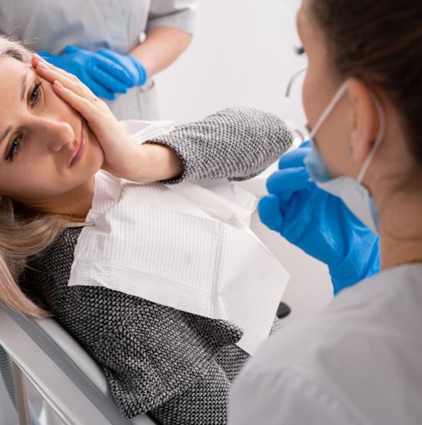Lady has oral pain in dentist’s chair